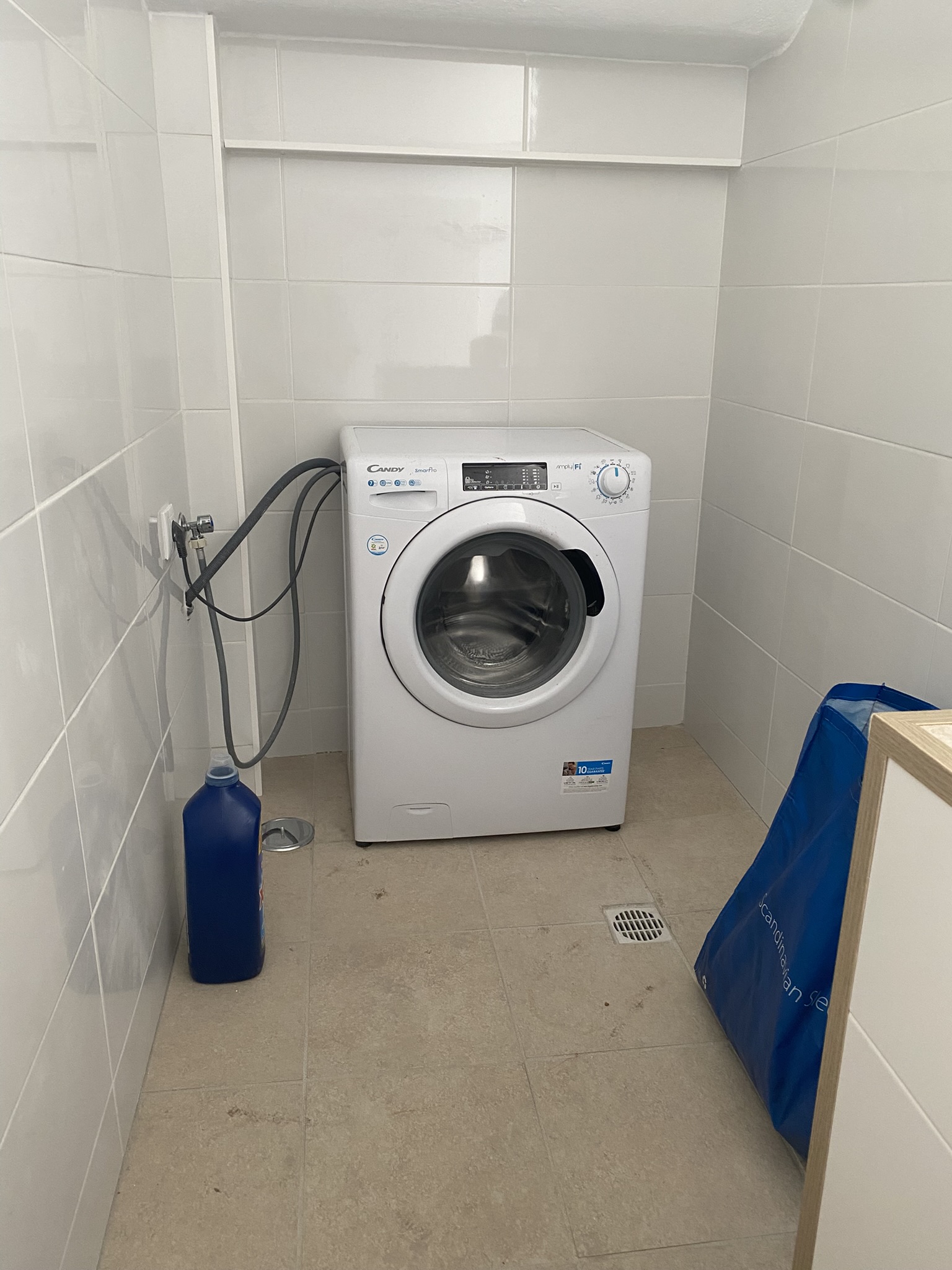 Washing room with washing machine