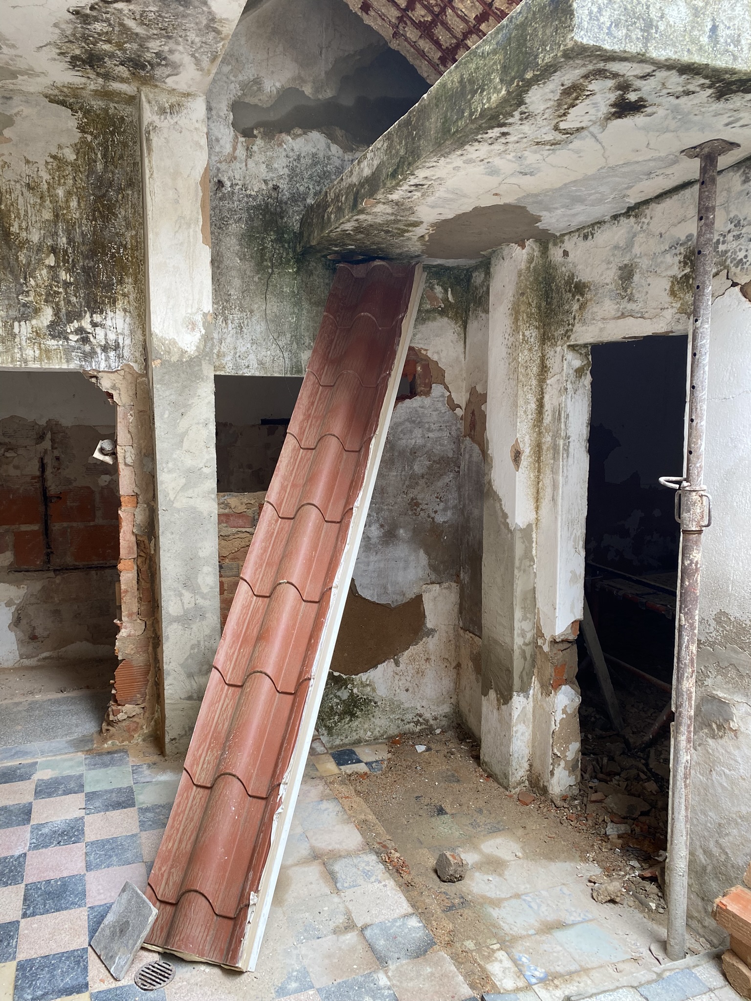 Wahshing machine area in courtyard