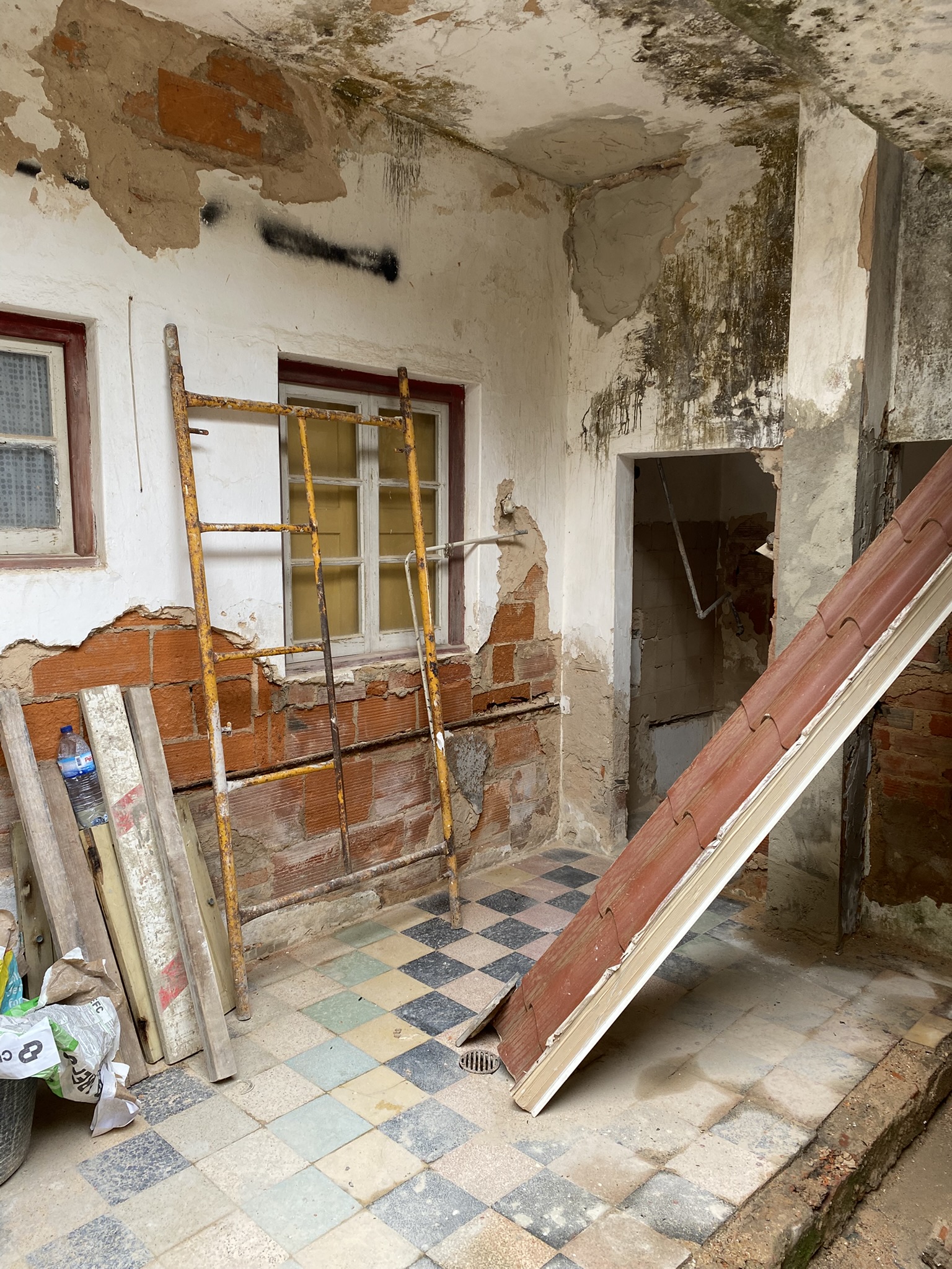 Courtyard image of masterbedroom and toilet