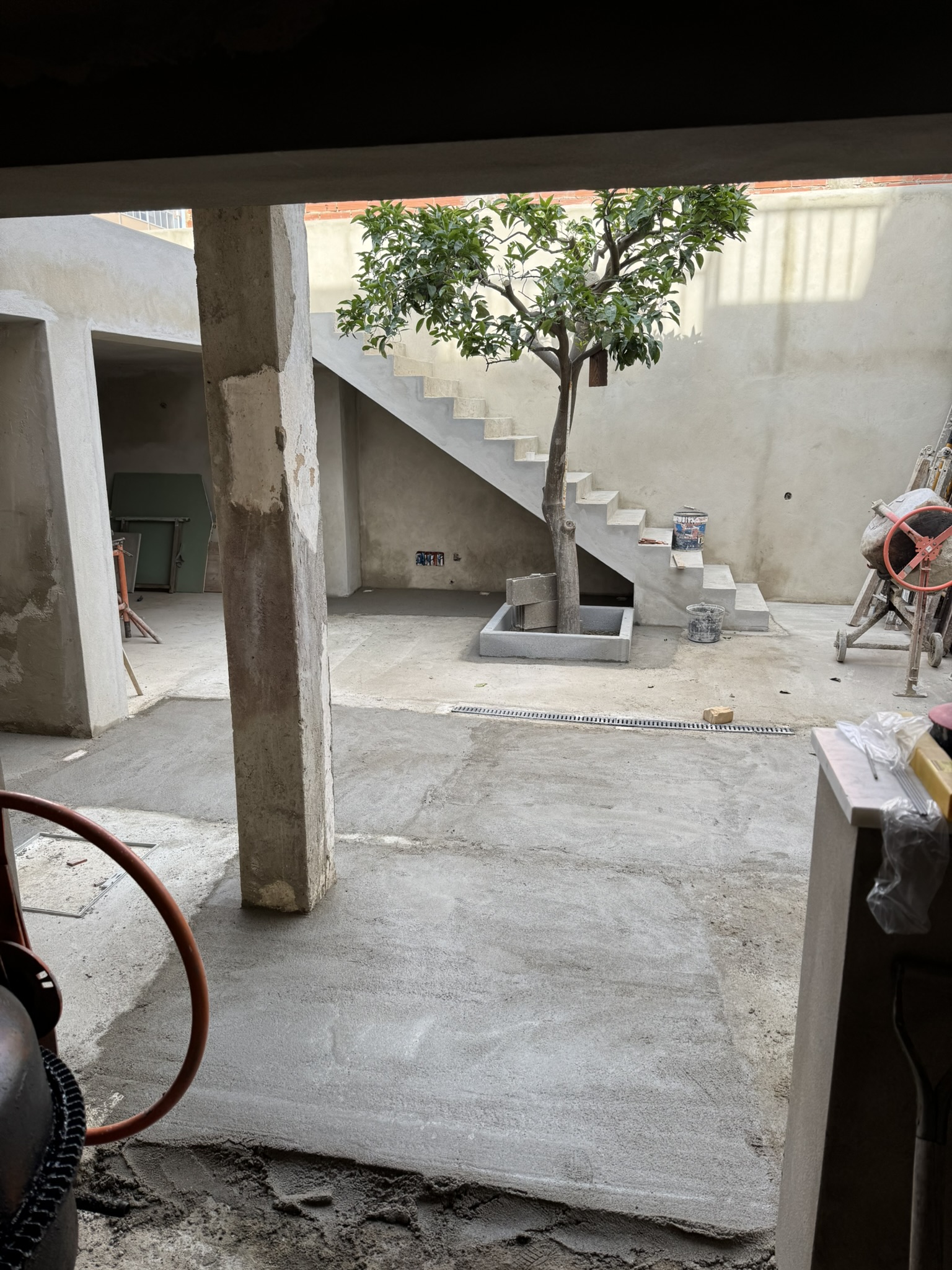 Courtyard pour complete