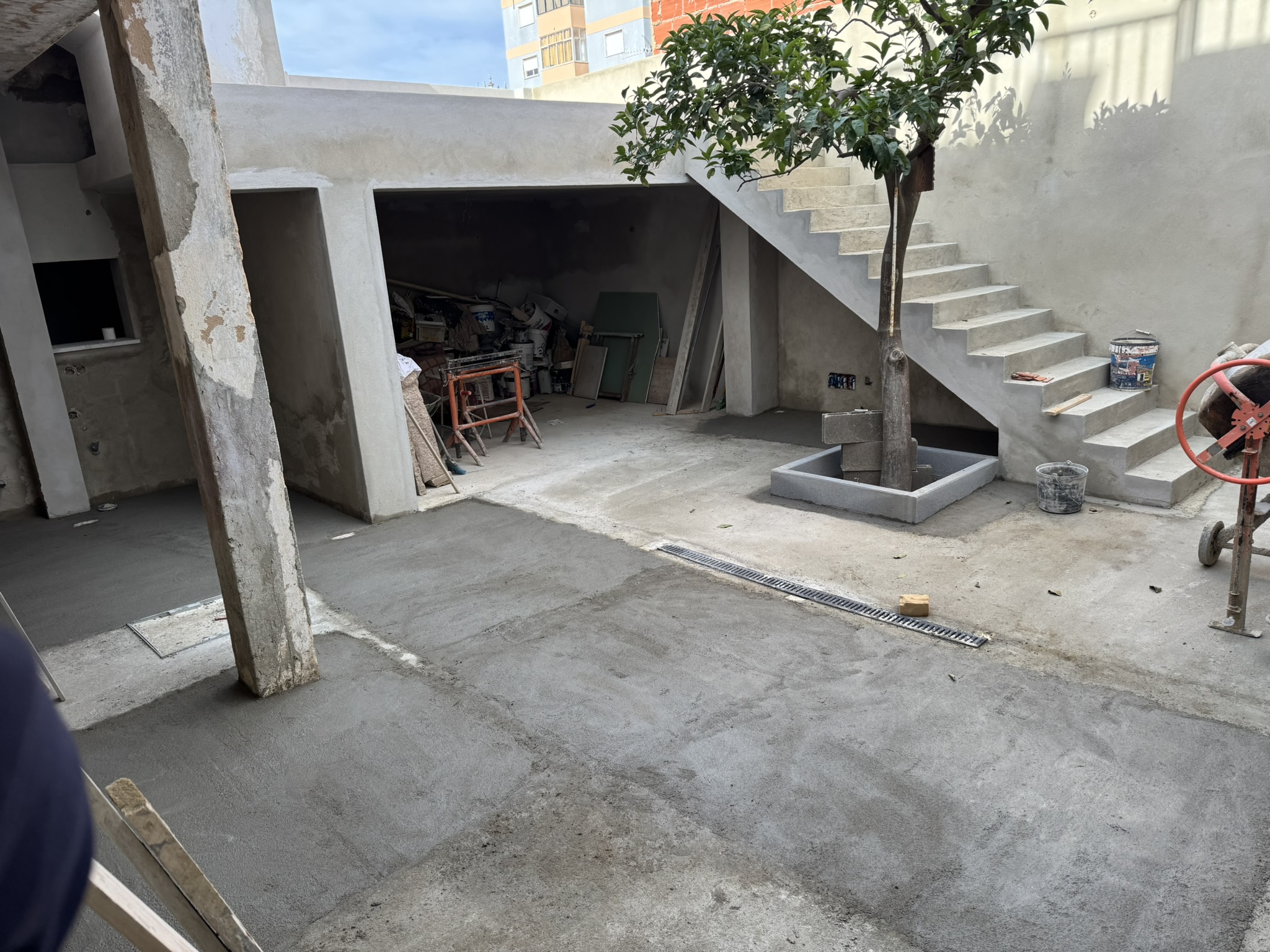 Courtyard pour complete