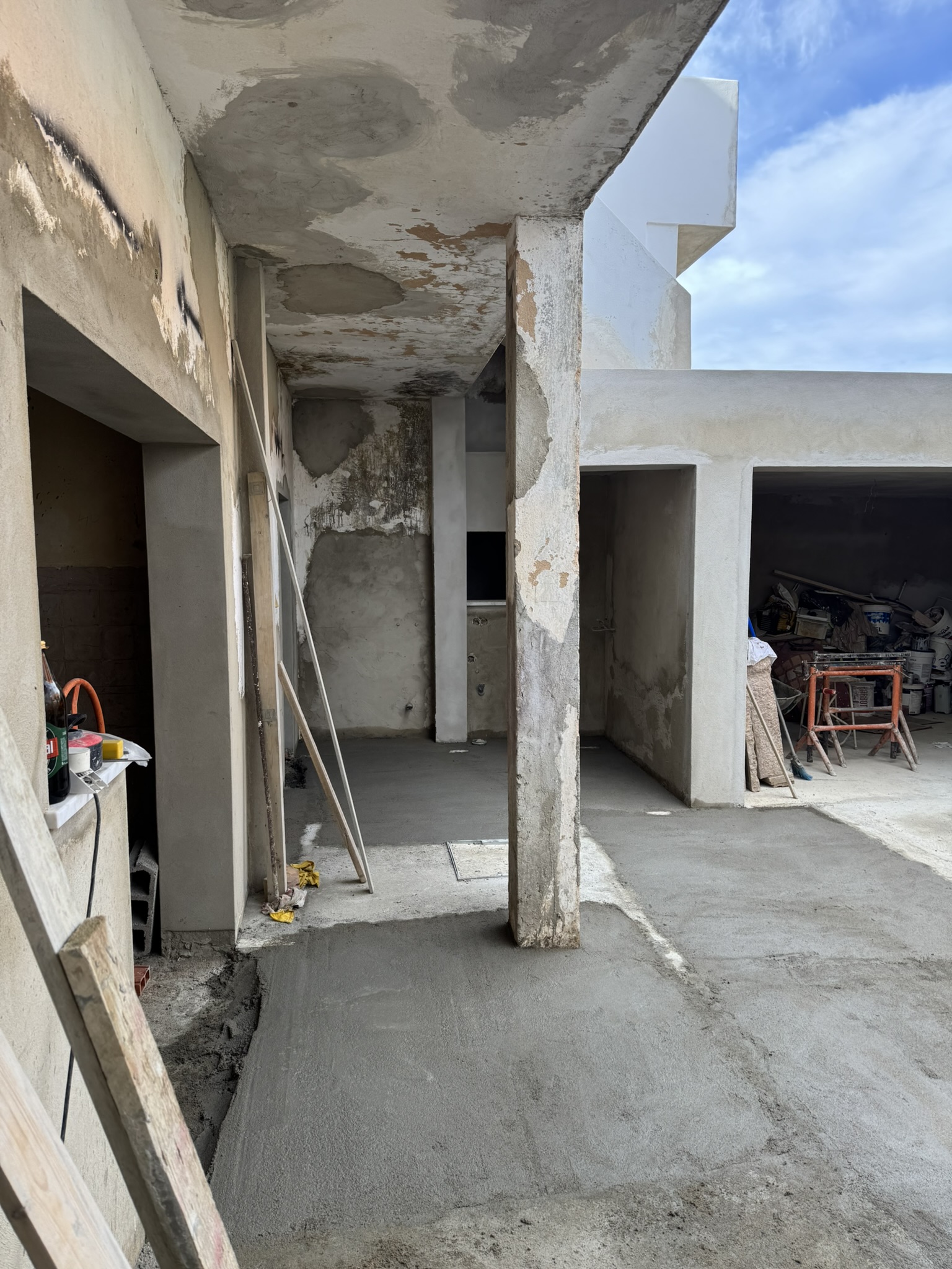 Courtyard pour complete