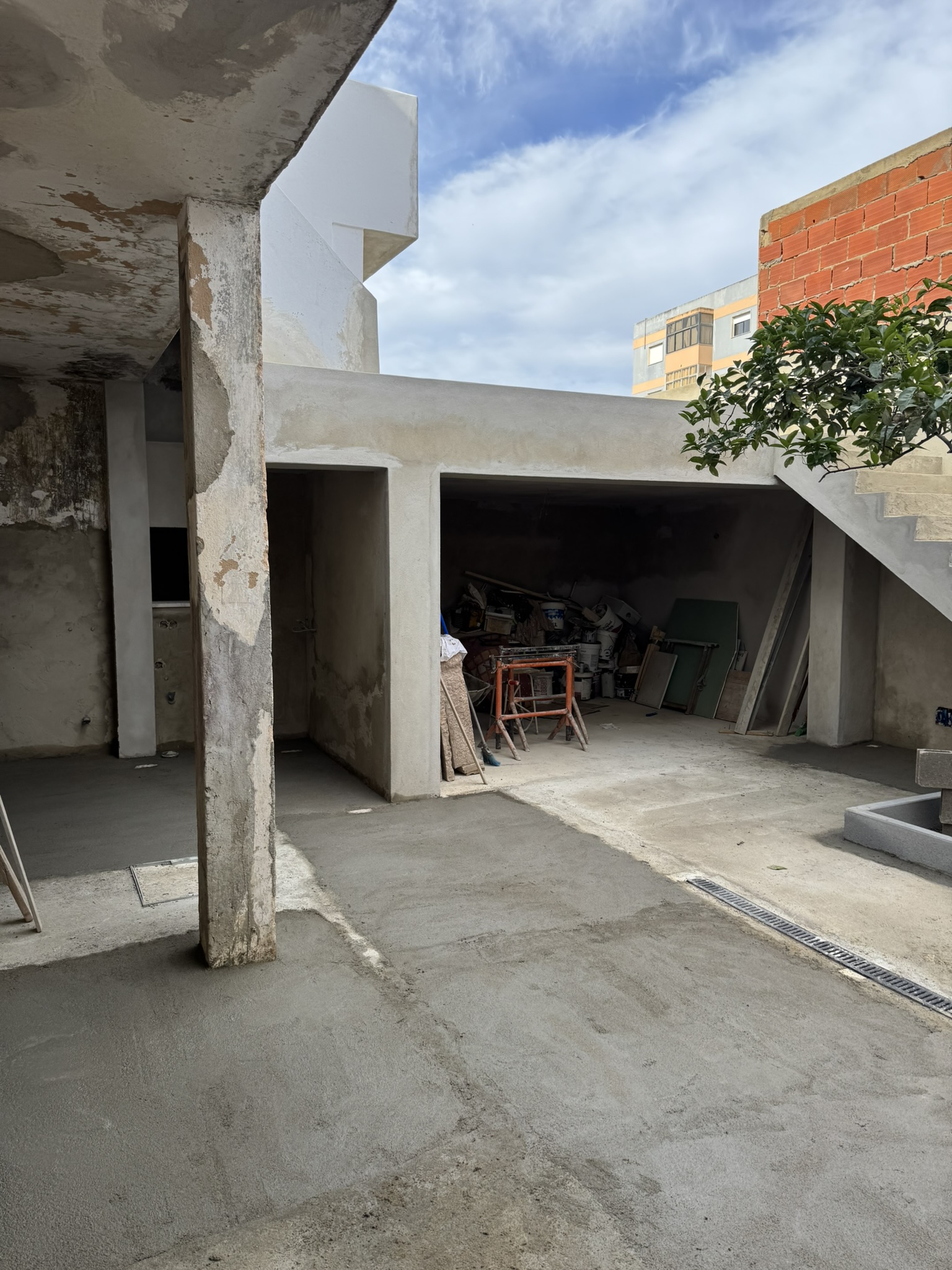 Courtyard pour complete