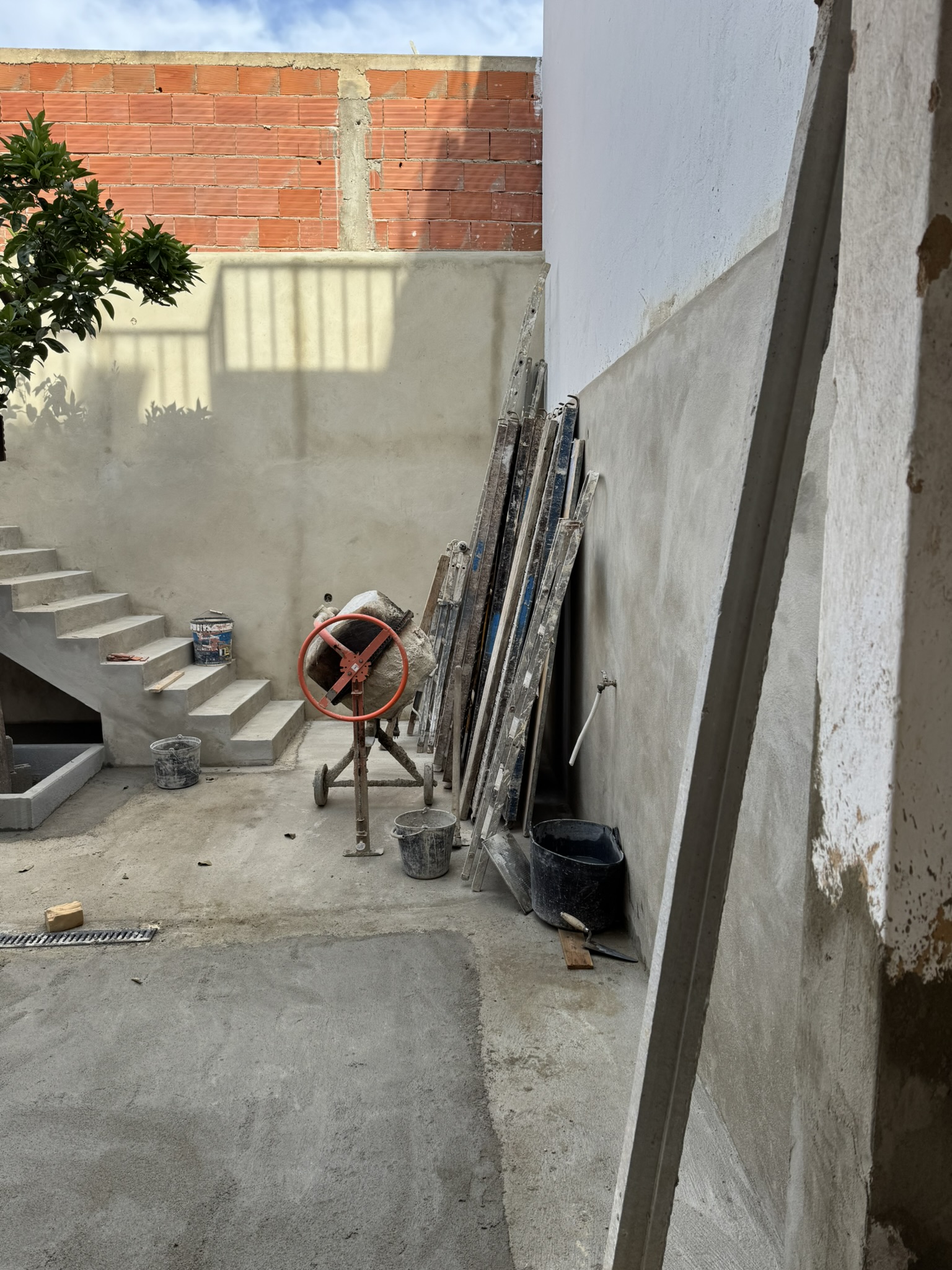 Courtyard pour complete