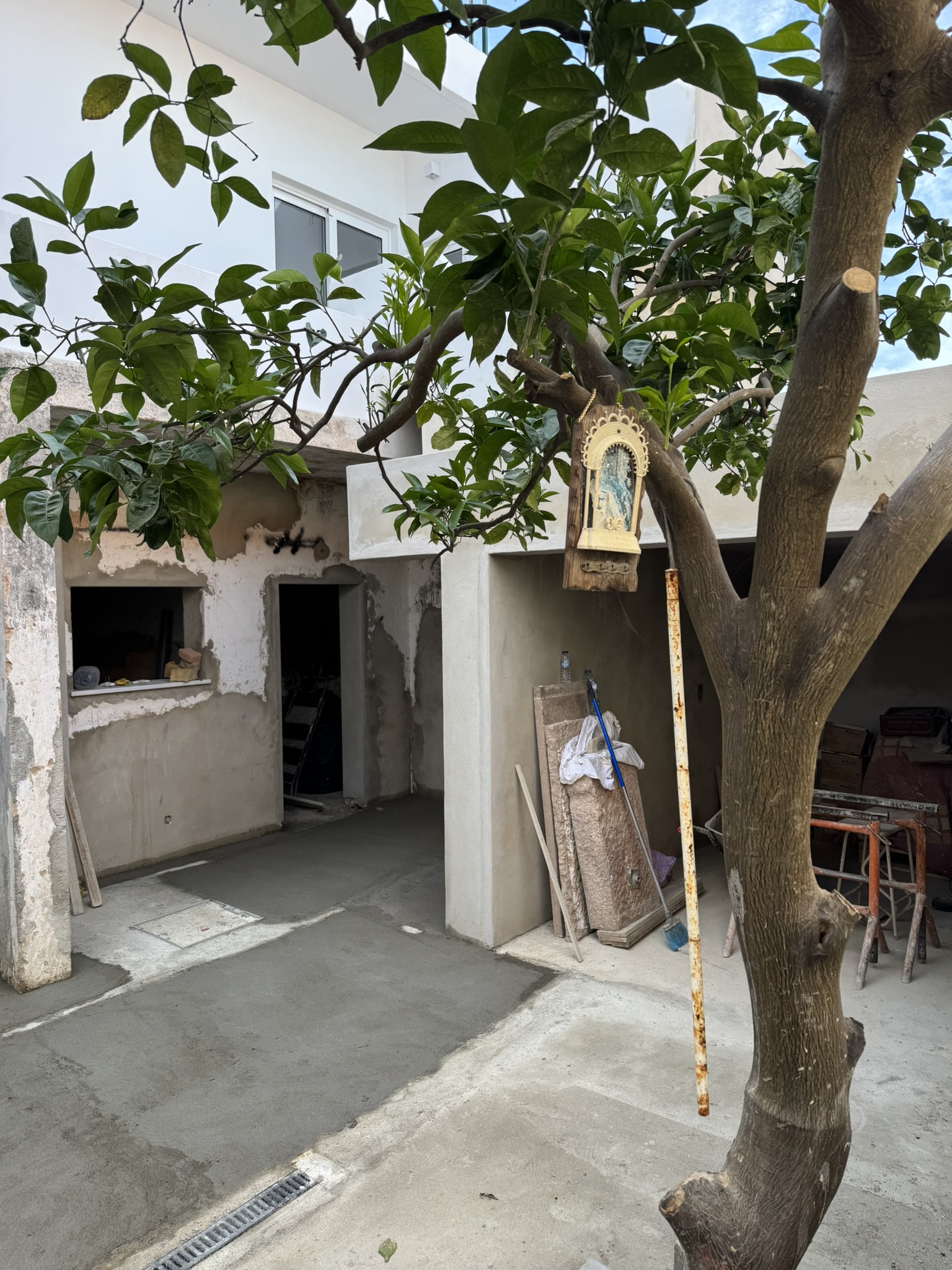 Courtyard pour complete