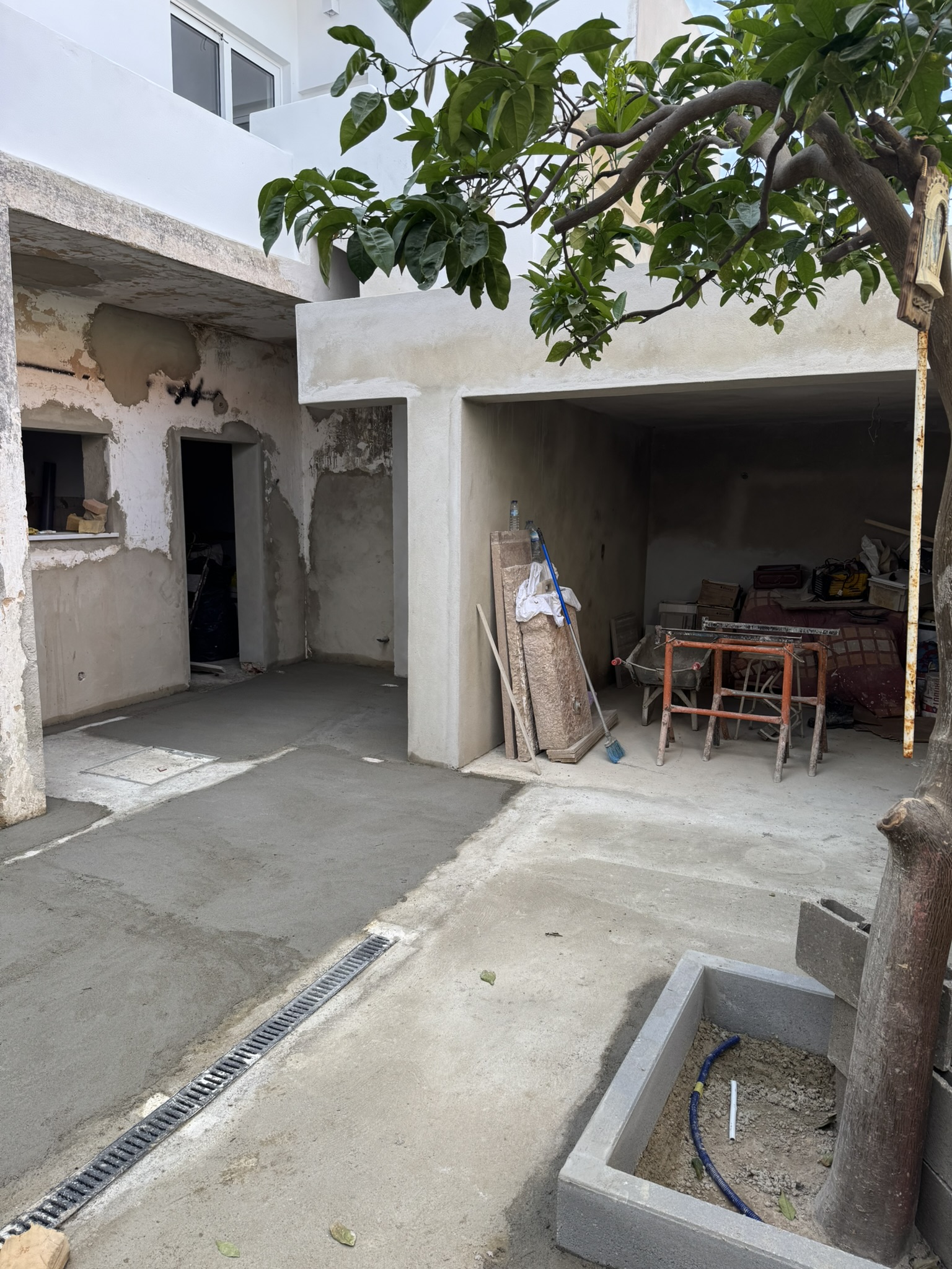 Courtyard pour complete