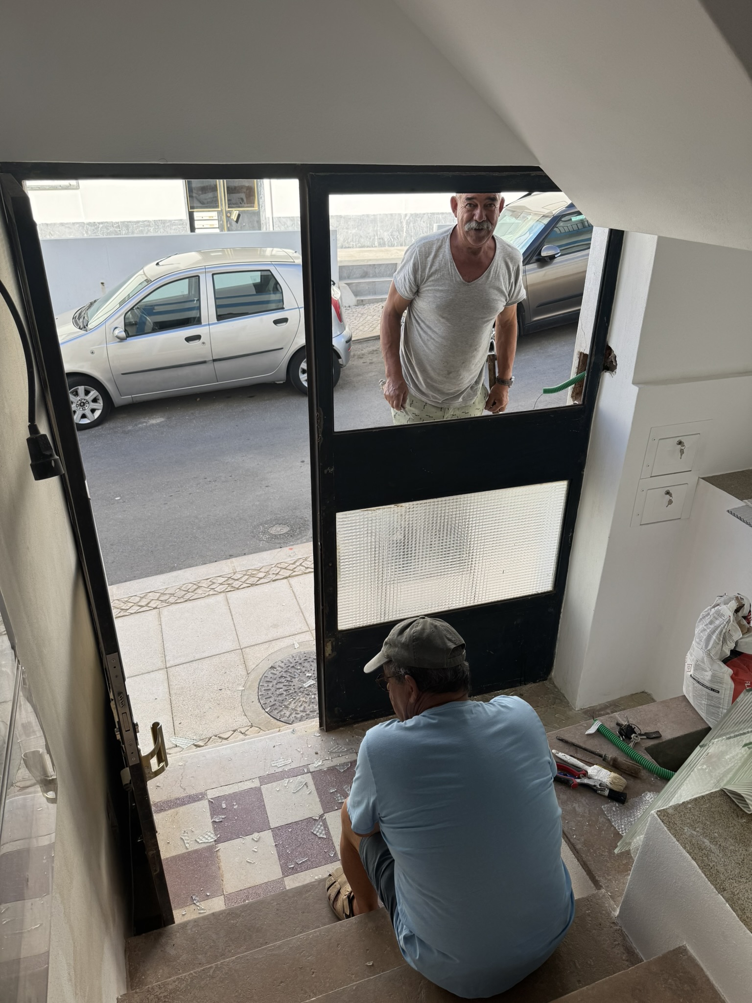 Removing old glass from the original frontdoor