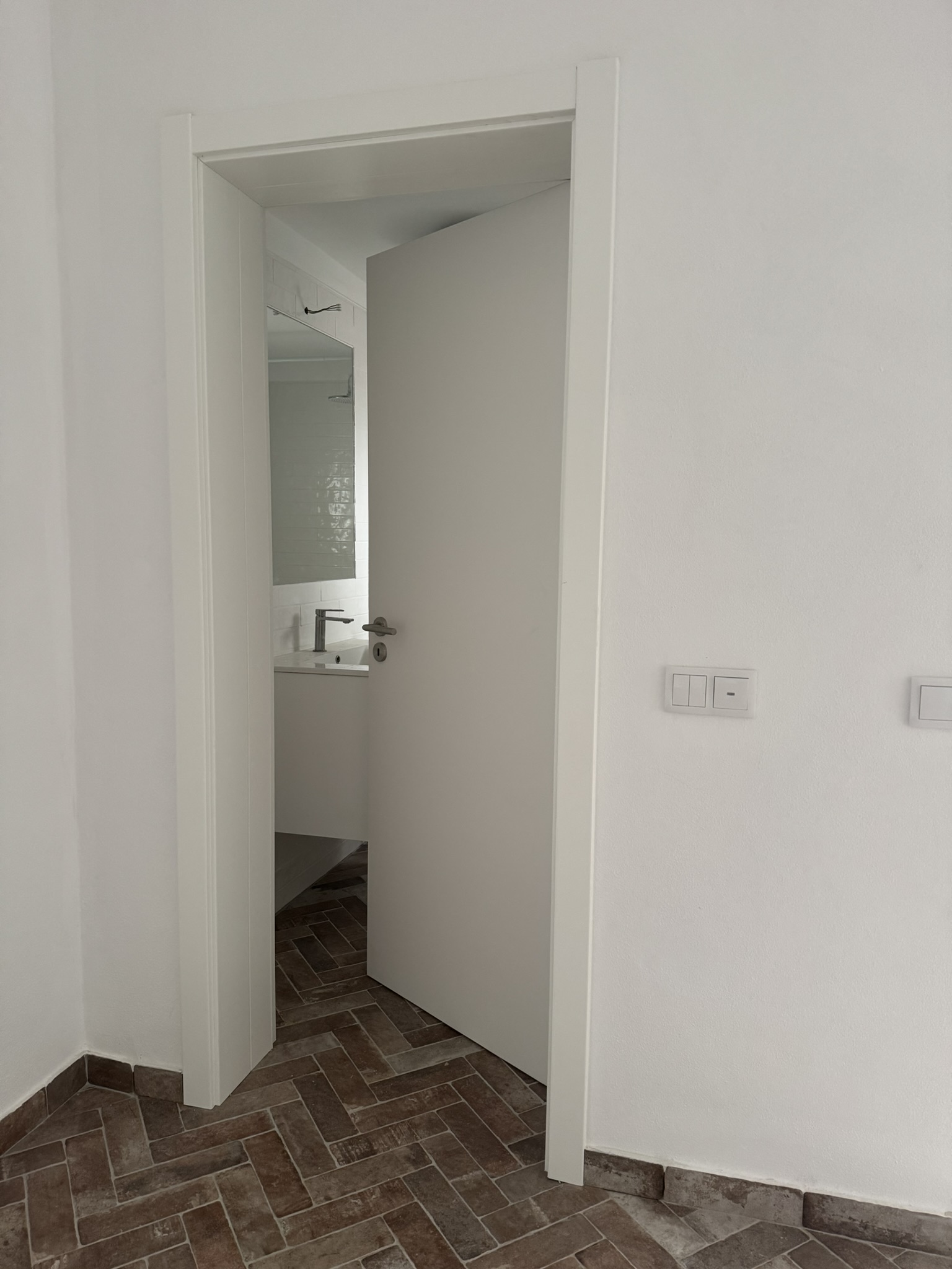New door and mirror in the en-suite bathroom